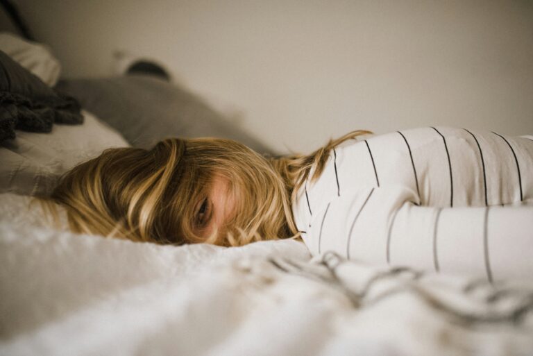 Por que estamos tão cansados? O esgotamento que o sono não resolve